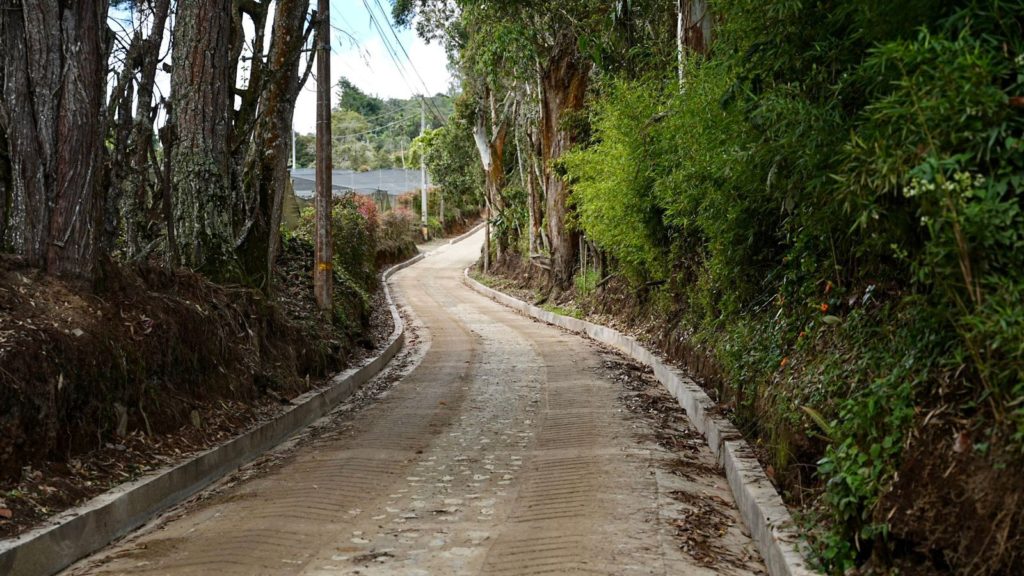 Alcaldia de Rionegro entrego 600 metros de placa huella en zonas rurales del corregimiento sur 4