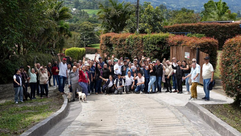 Alcaldia de Rionegro entrego 600 metros de placa huella en zonas rurales del corregimiento sur 5