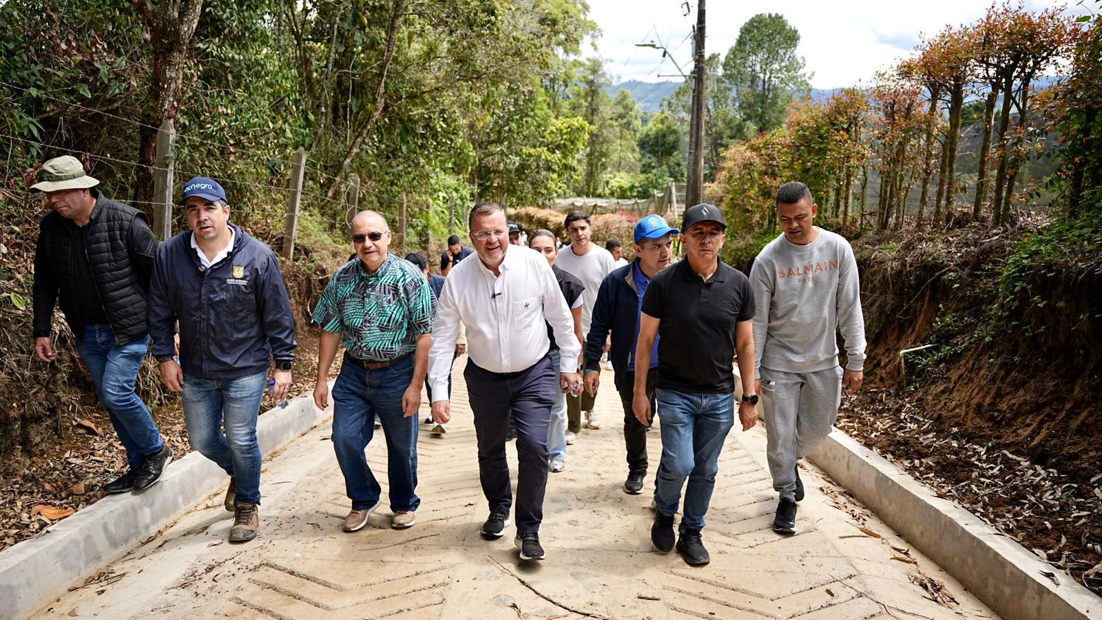 Alcaldía de Rionegro entregó 600 metros de placa huella en zonas rurales del corregimiento Sur