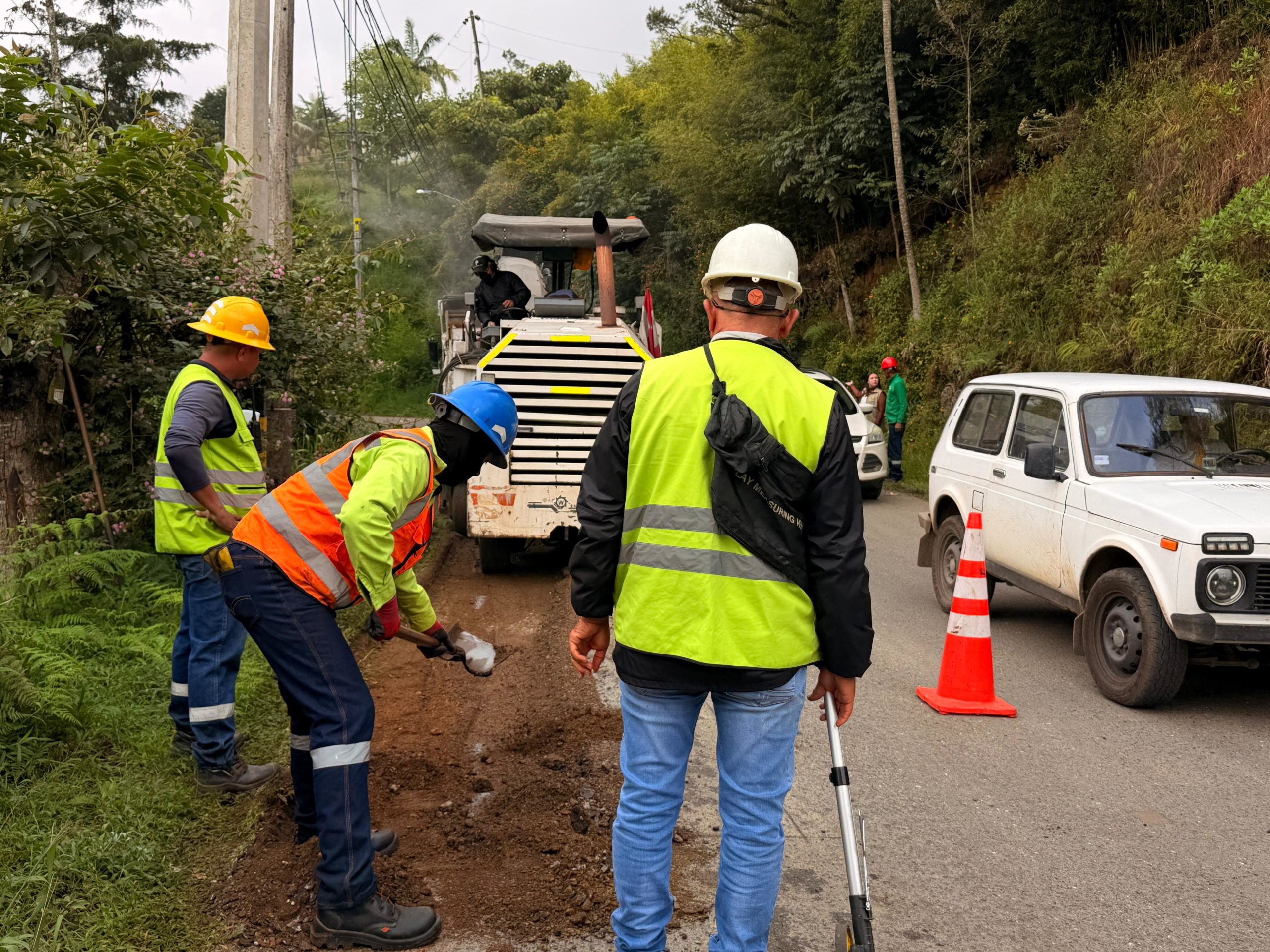 Arrancó el reparcheo de 4,4 kilómetros en la vía San Nicolás, en La Ceja