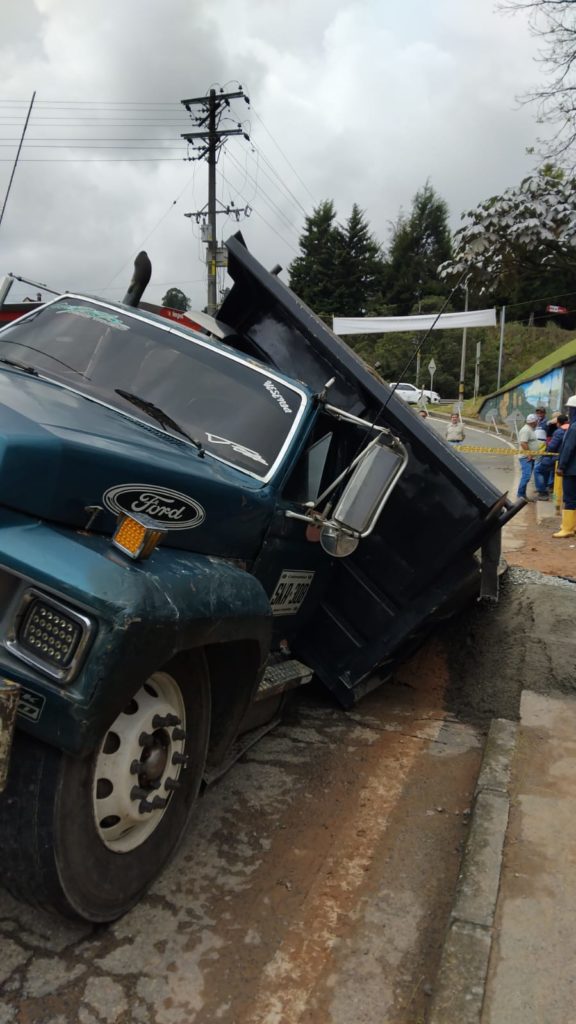 Cierre temporal del ingreso a Guarne por el sector La Bomba debido a incidente con una volqueta 3