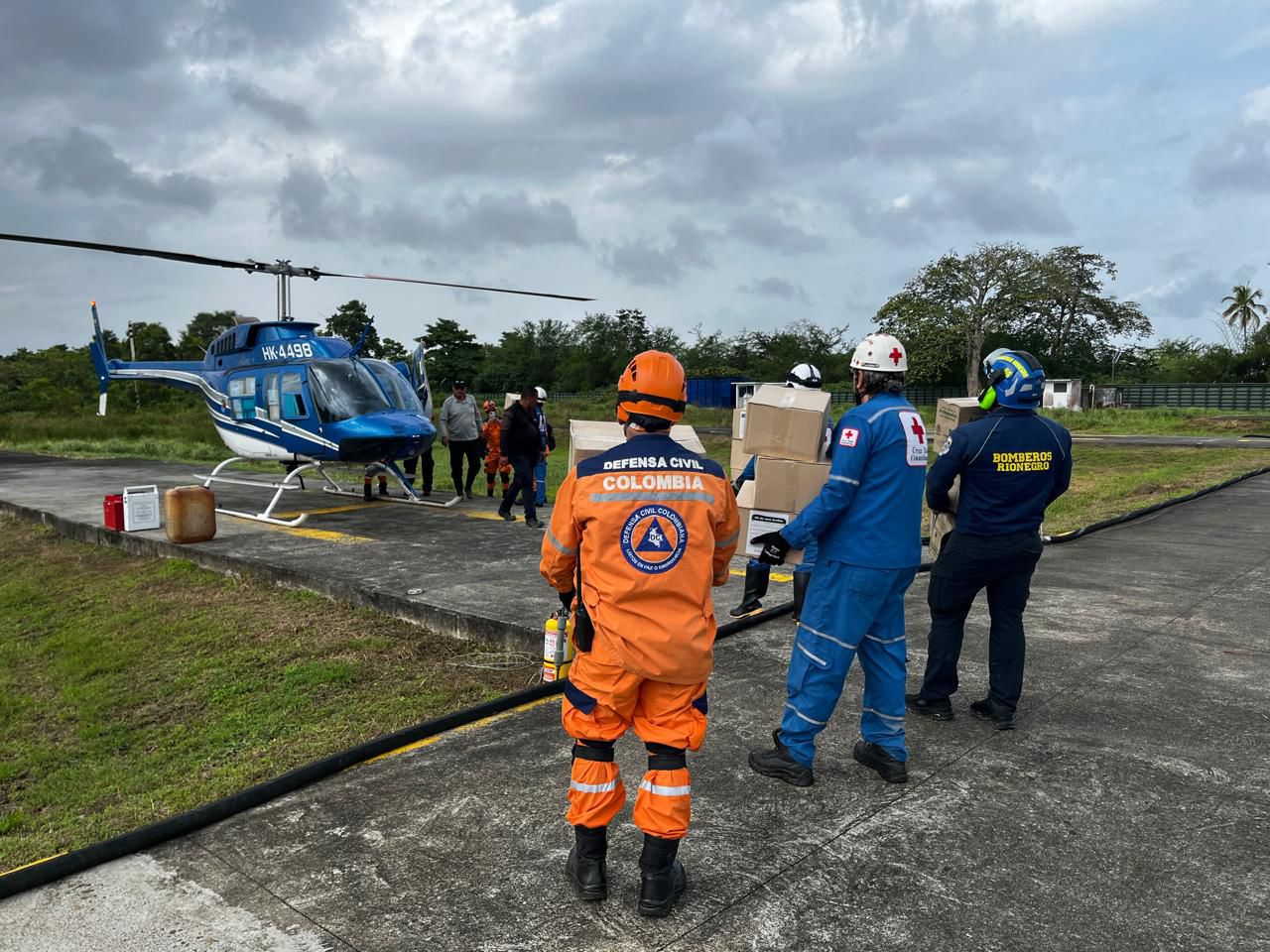 Dos unidades de bomberos de Rionegro llegan a Necoclí para apoyar atención humanitaria