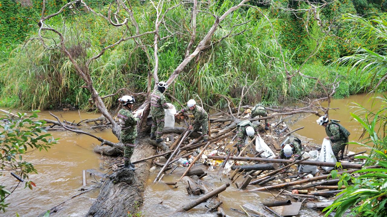 Inicia la recuperación hidráulica del río Negro con retiro de tres toneladas de residuos