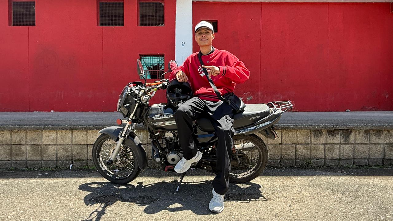 Frank Cavadia logra millones de visualizaciones con videos grabados mientras hace domicilios en moto por Rionegro