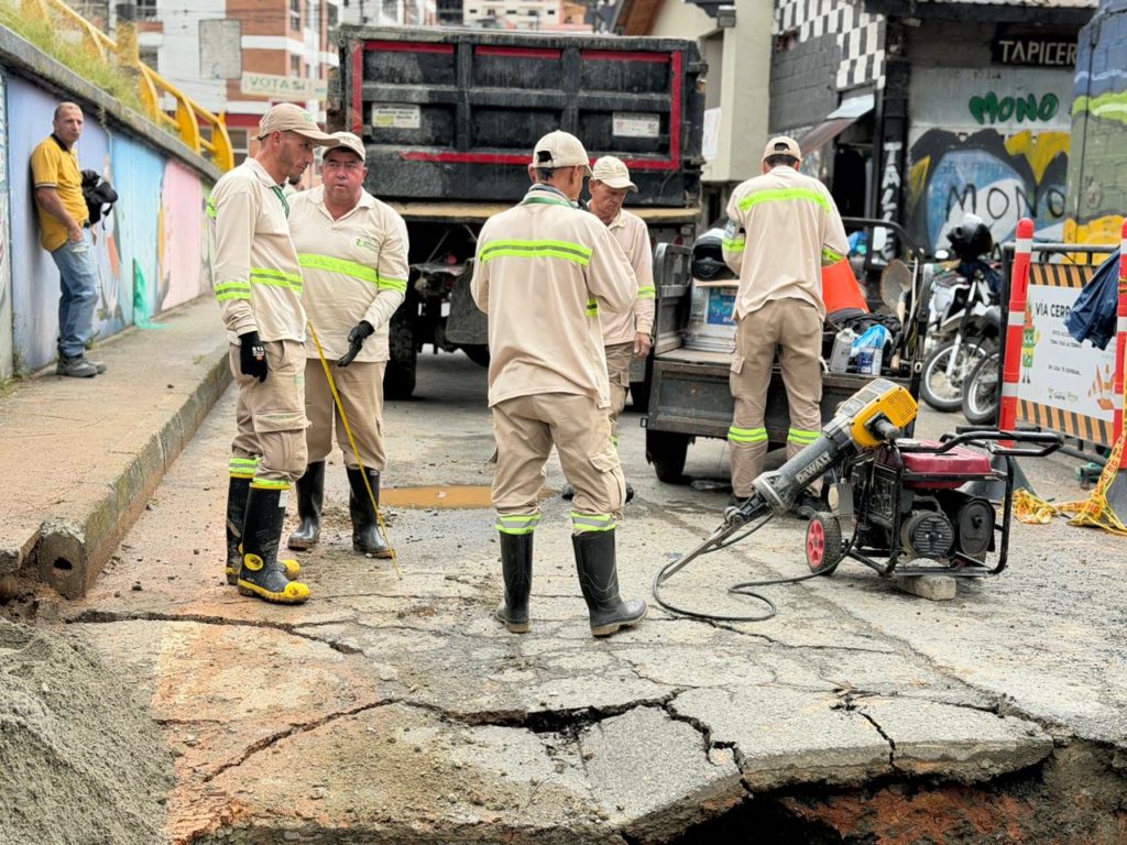 Retiran volqueta que se hundio en via de acceso a Guarne y avanzan para restablecer acueducto en zonas afectadas