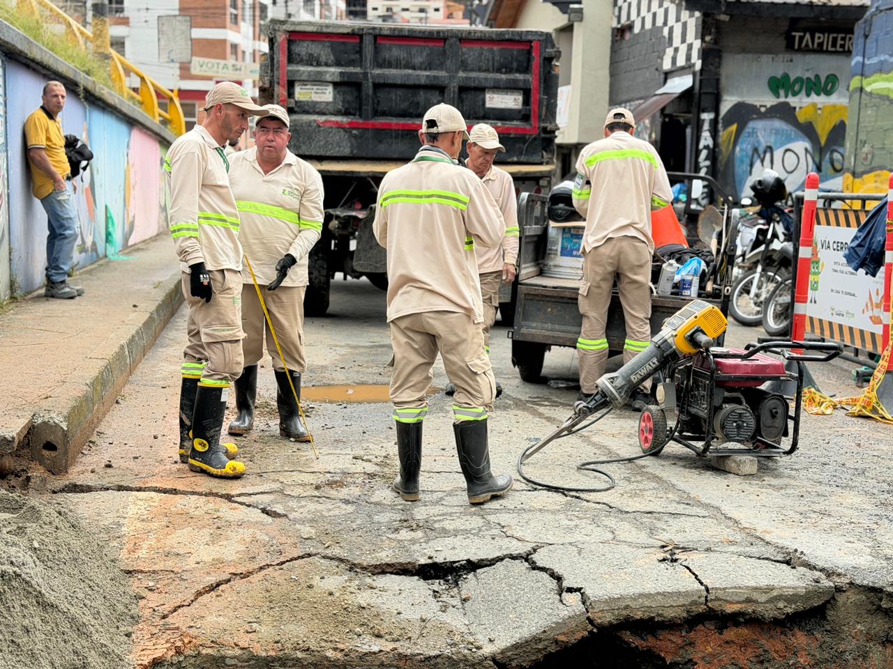 Retiran volqueta que se hundió en vía de acceso a Guarne y avanzan para restablecer acueducto en zonas afectadas