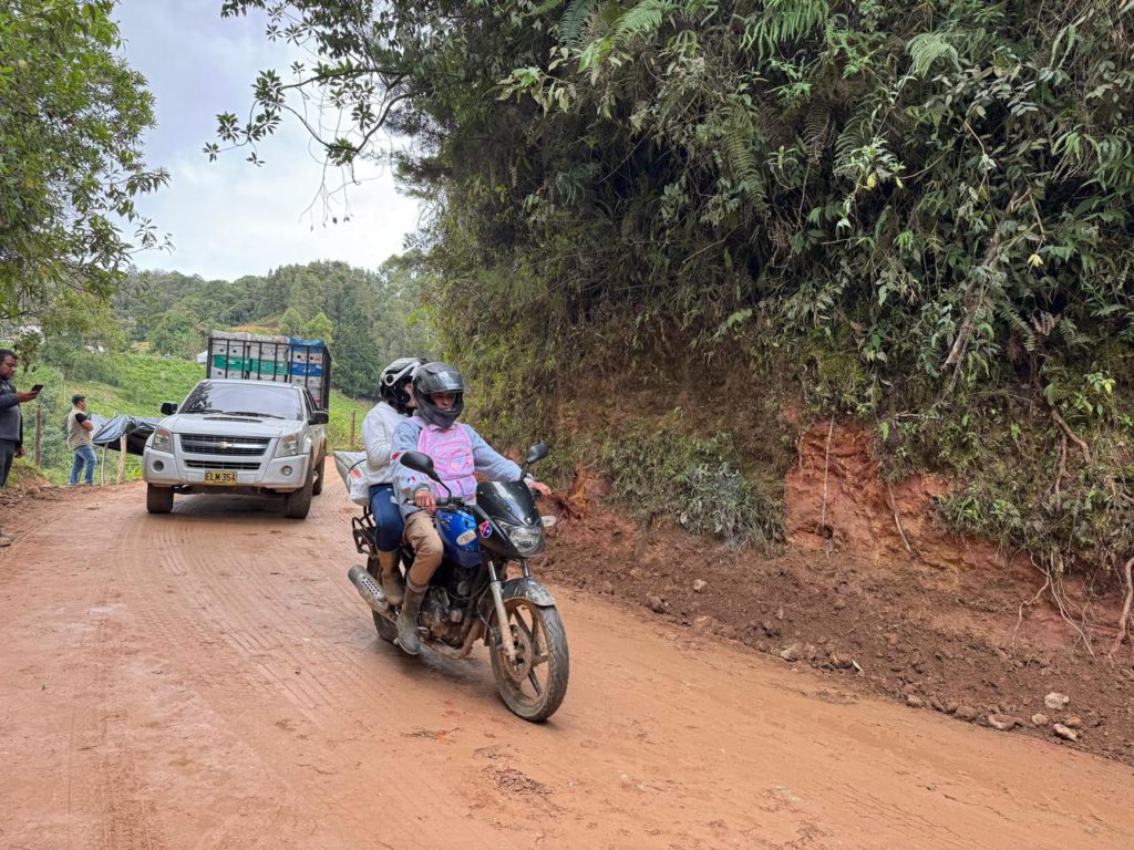 Lluvias obligan a intervenir la vía La Playa-San Rafael, en La Ceja