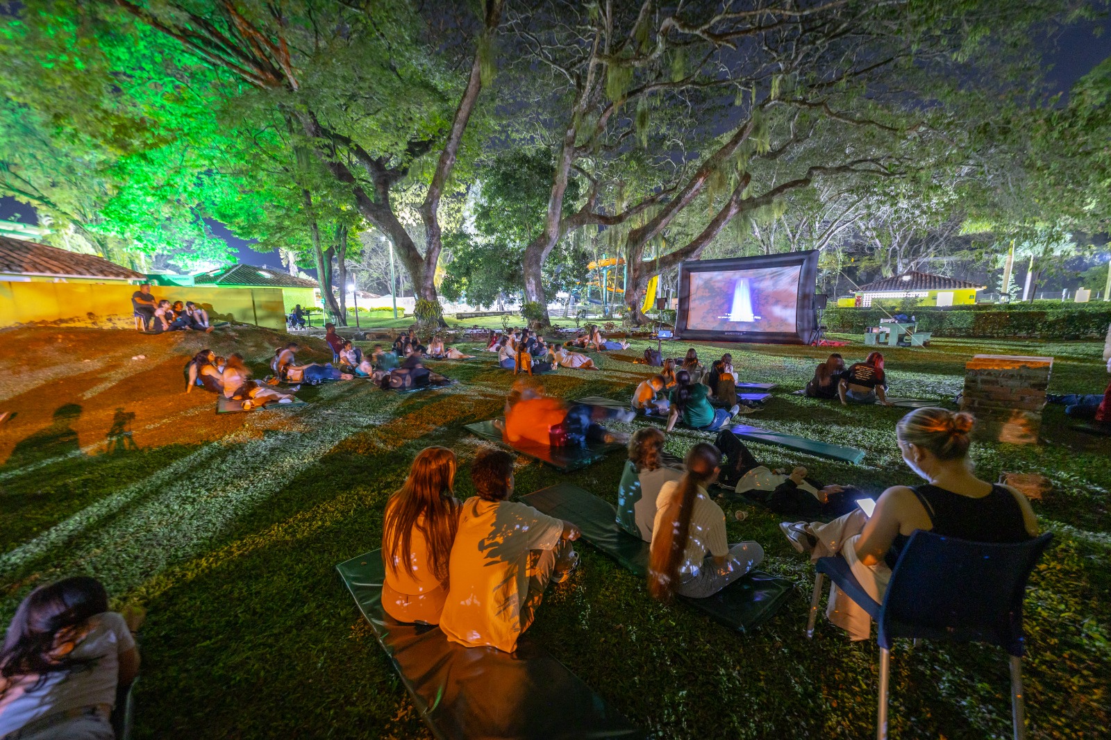 Cinema Regiones de Comfenalco lleva la magia del cine bajo las estrellas a Marinilla, El Carmen de Viboral y El Peñol