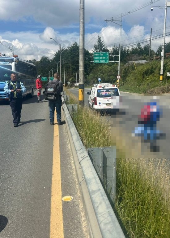Denuncian que cables de empresa de comunicaciones generaron el accidente en el que falleció una motociclista en Rionegro
