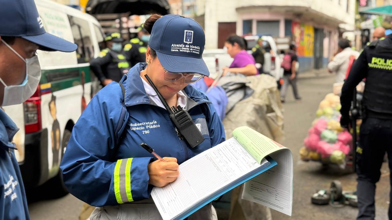 Operativo bajo el viaducto del Metro en el centro de Medellín dejó 13 capturados, suspensiones de hoteles y cientos de incautaciones