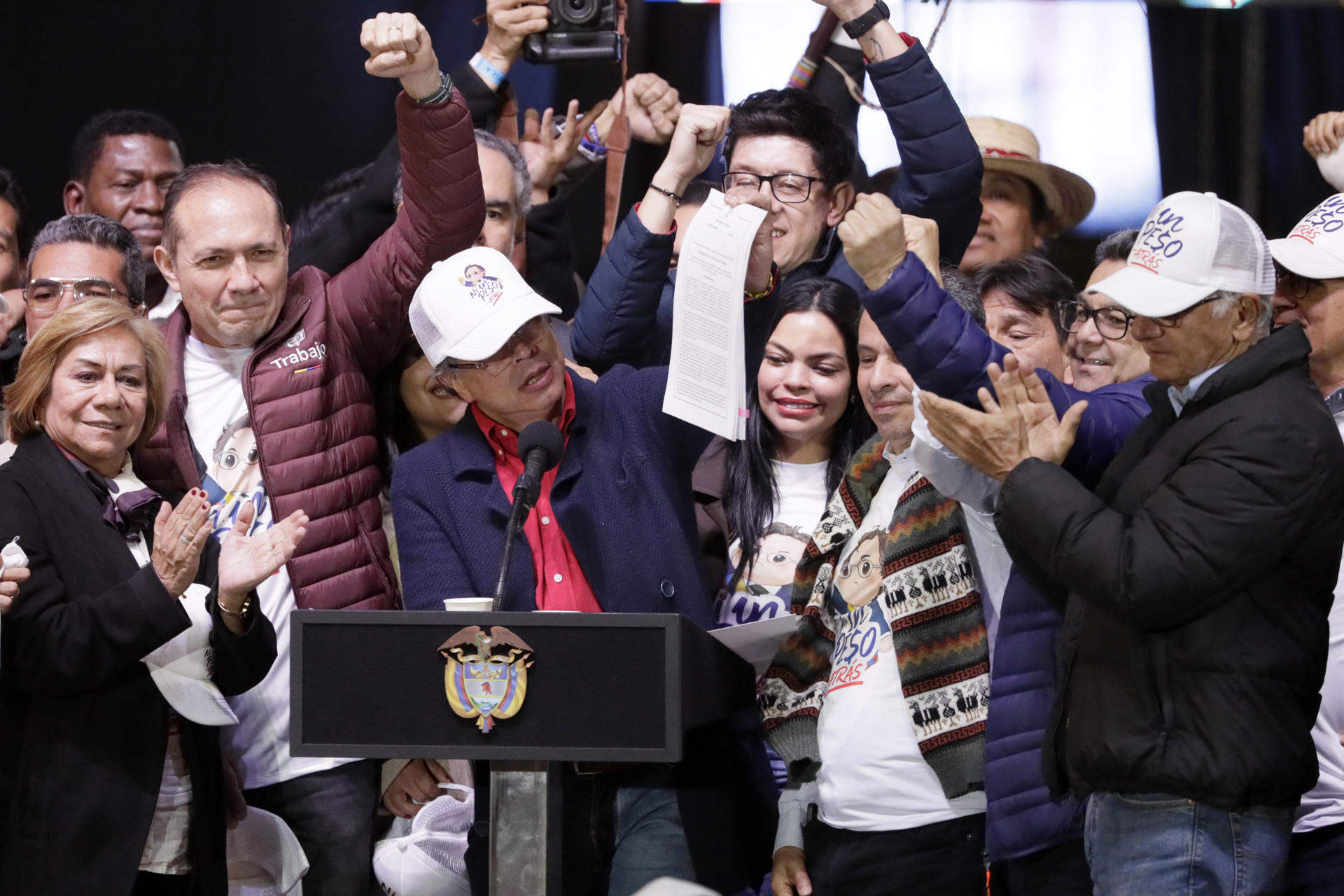 Petro firma un nuevo decreto del salario mínimo y mantiene el incremento de 23,7 %