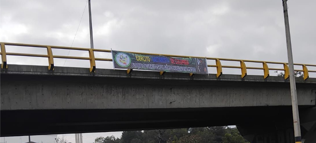 ¡Atención! Dos personas fueron capturadas instalando material de insurgencia en el puente de Belén