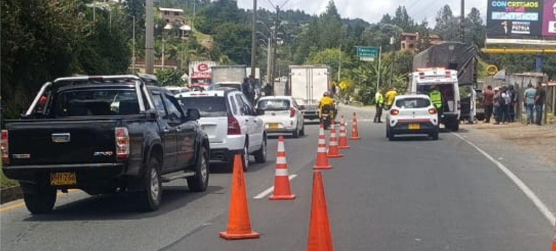 Choque entre camioneta y tractomula deja una persona fallecida en la autopista Medellín–Bogotá