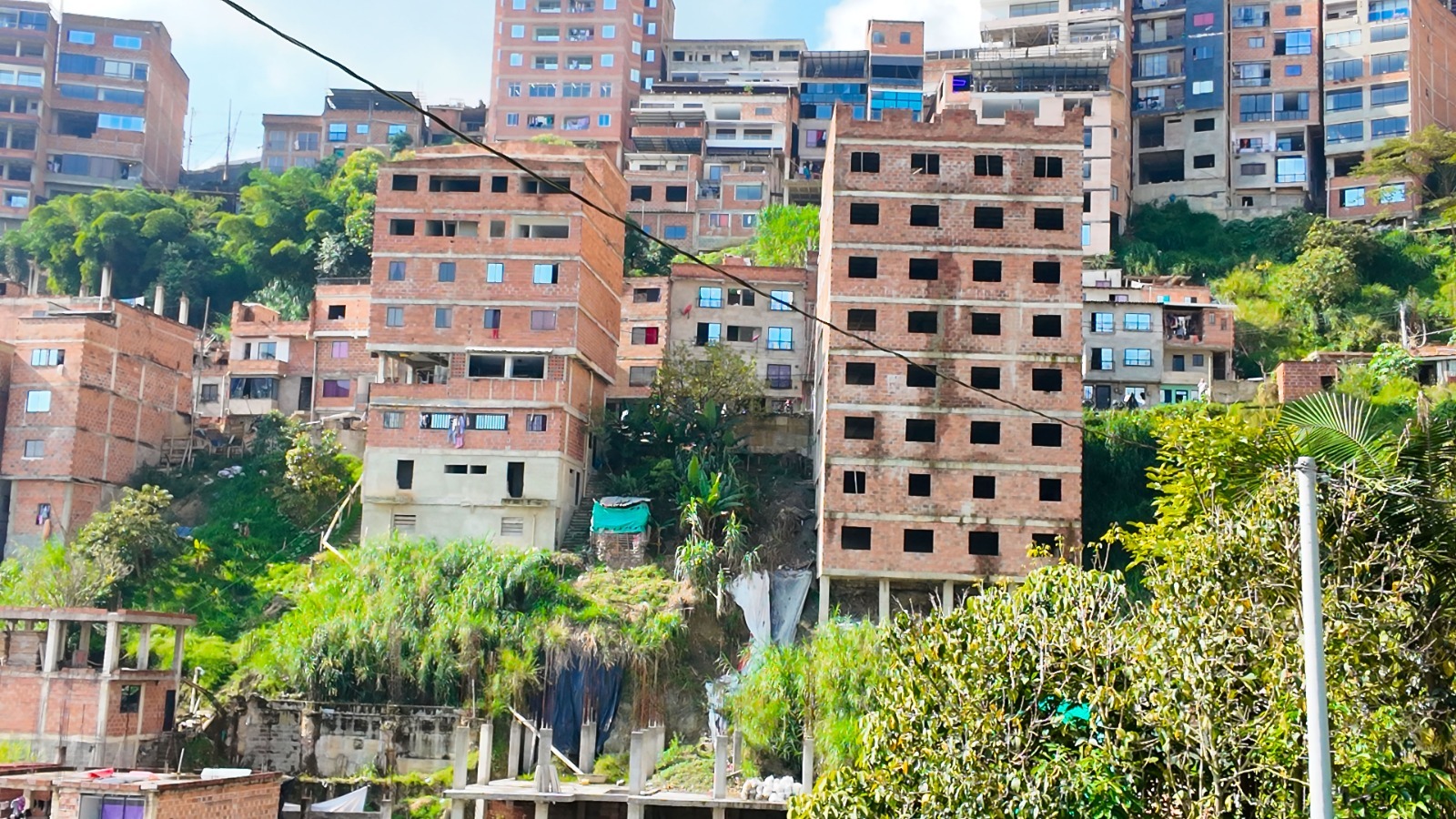 Detectaron 79 presuntas irregularidades durante operativo contra construcciones ilegales en cerro tutelar de Medellín
